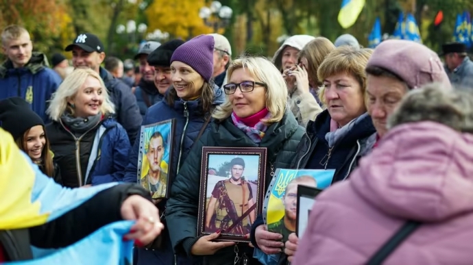 У центрі Києва розпочався марш до Дня захисників та захисниць день-захисників-і-захисниць