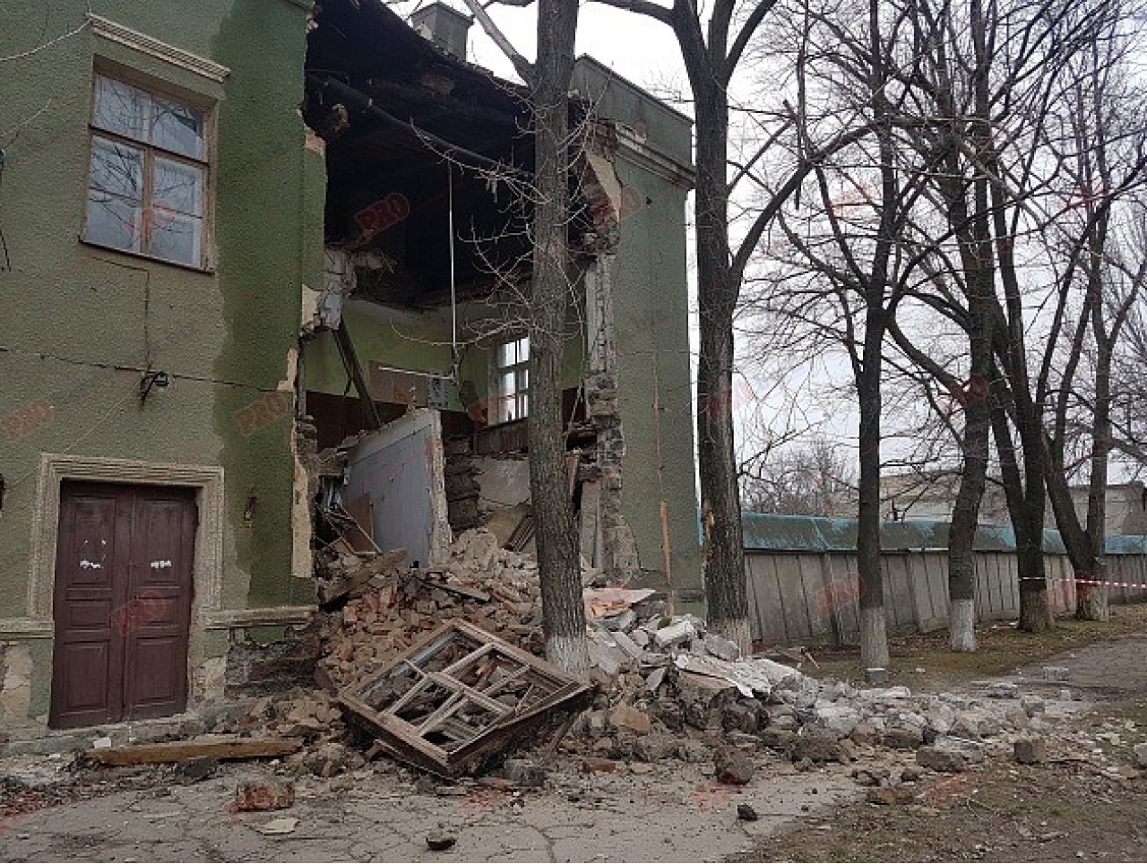 У Бердянську обвалилася будівля колишнього кабельного заводу (фото) У-Бердянську-обвалилася-будівля-колишнього-кабельного-заводу-(фото)-1